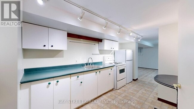Building Photo - 390 Roehampton Ave
