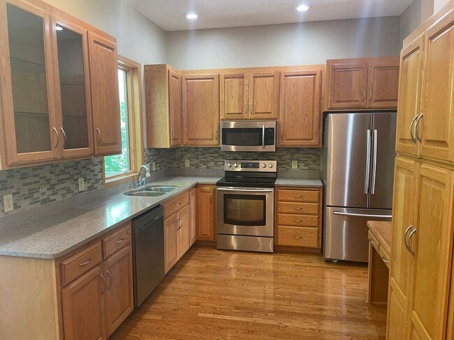Building Photo - Amazing Eagan SFH w/Open Concept, and Outs...