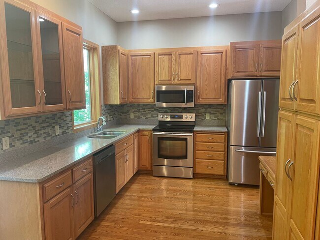 Foto del edificio - Amazing Eagan SFH w/Open Concept, and Outs...