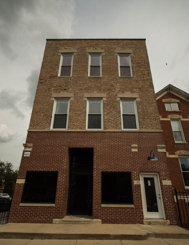 Foto principal - 1758 W Cermak Rd