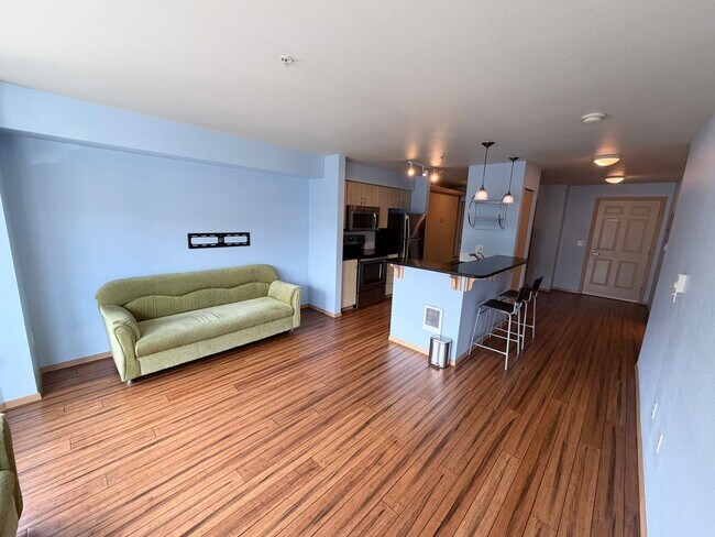Building Photo - Bright Studio in Queen Anne!