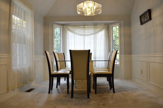 Foto del edificio - Beautiful 4 beds spacious house w/high cei...