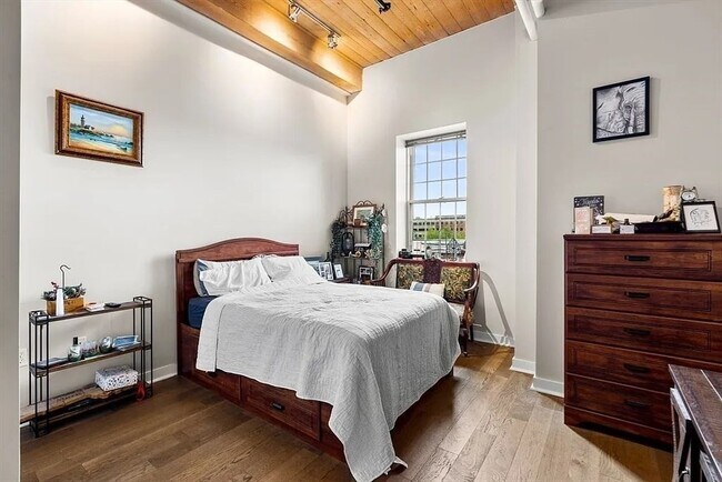 Building Photo - 130 John St