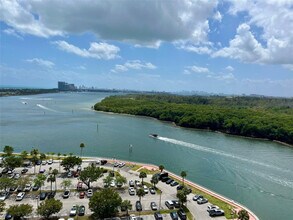 Building Photo - 400 Kings Point Dr