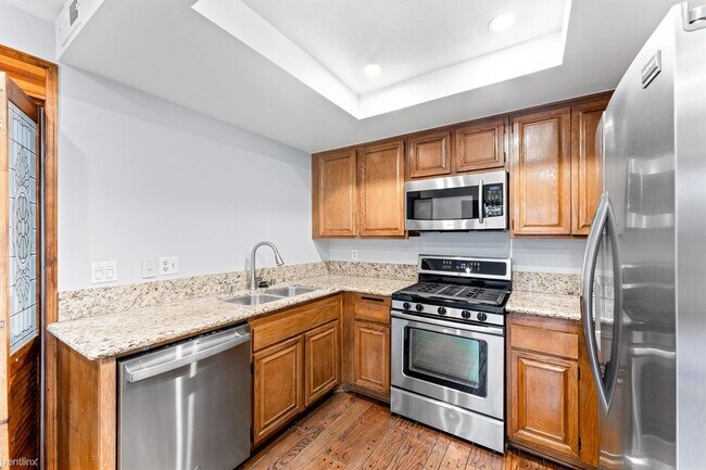 Building Photo - 2 br, 1.5 bath Townhome - 444 South Tustin...