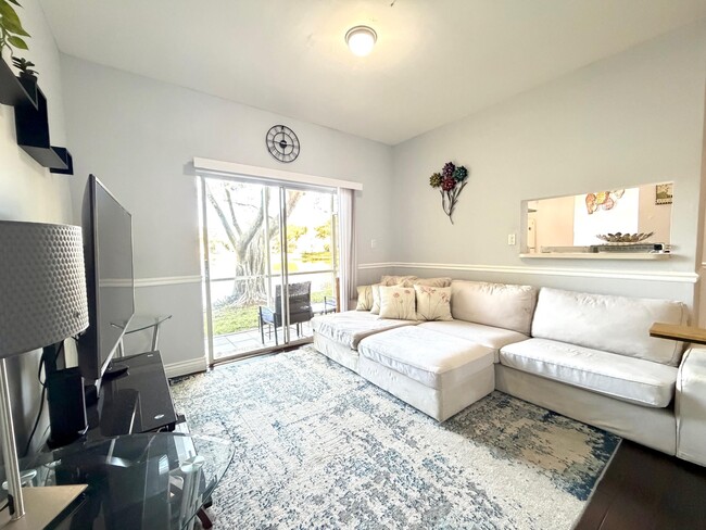 Foto del edificio - 651 Cypress Lake Blvd