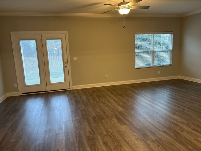 Building Photo - Beautiful & Spacious Townhome in the Center of Manchester!