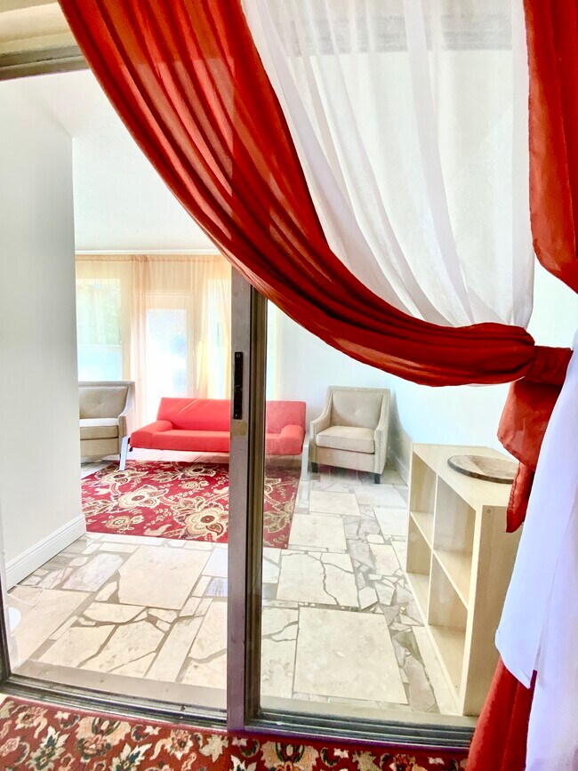 Foto del edificio - 2633 Kinnon Dr
