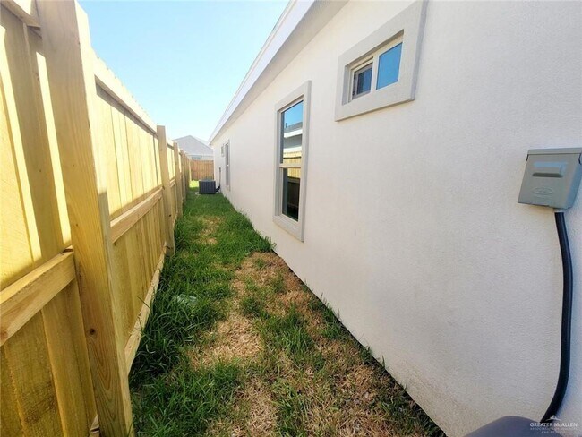 Building Photo - 3815 Las Vistas Ln