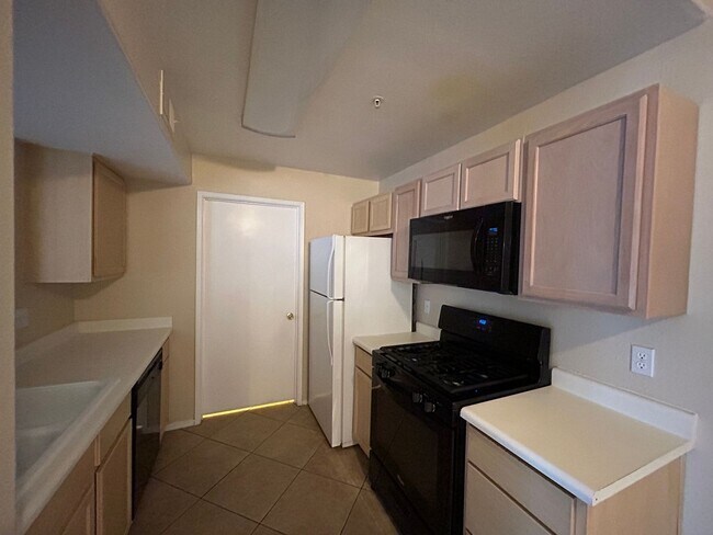 Foto del edificio - Gated 2 Bedroom 2 Bathroom condo!