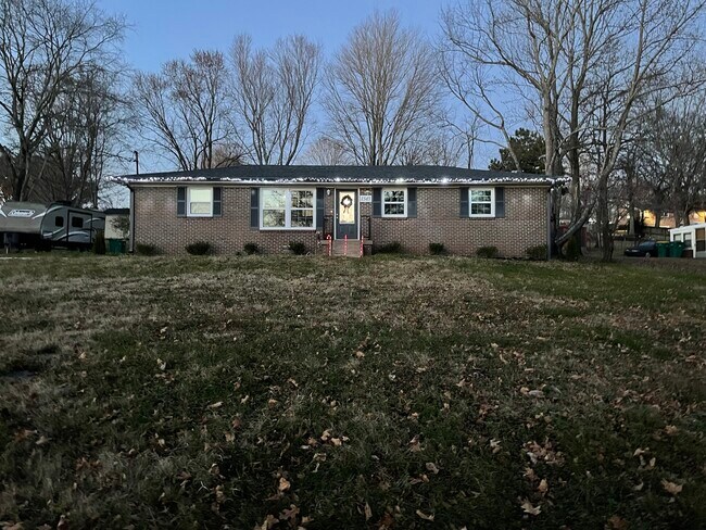 Building Photo - 1545 Sandy St