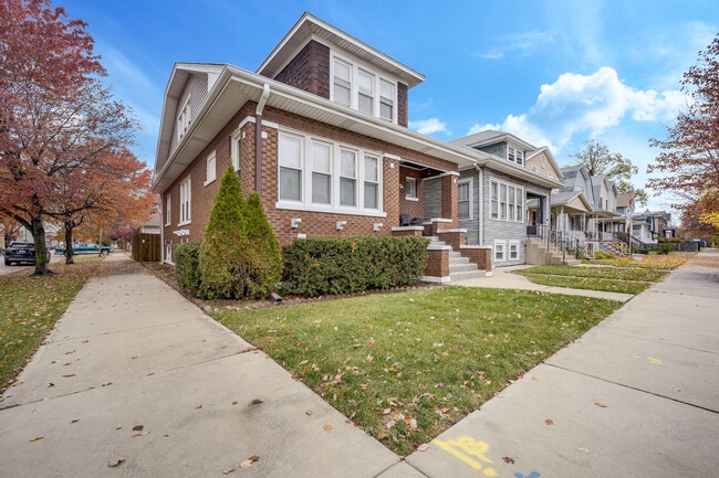 Building Photo - 5058 W Carmen Ave