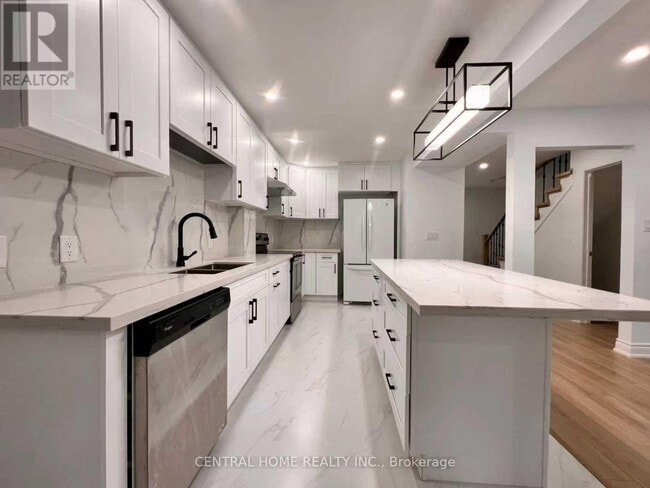 Building Photo - 121 L'Amoreaux Dr