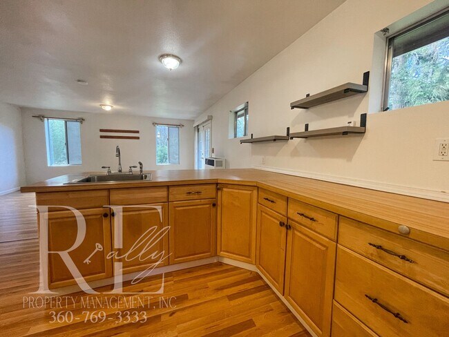 Building Photo - Quiet Private Wooded Studio