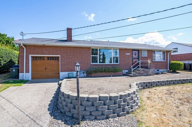 Building Photo - Desirable 3 Bed/2Bath Home in West End of ...
