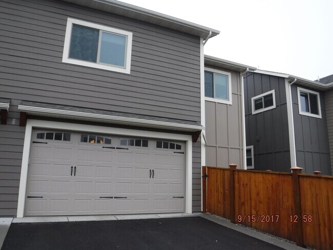 Building Photo - Gorgeous modern 5 bedroom - Minutes from MSU!