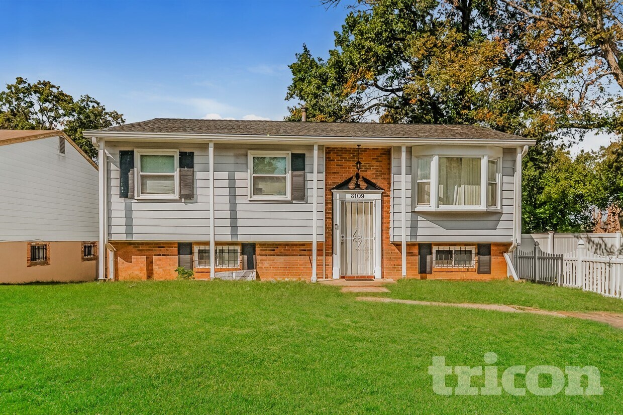 Primary Photo - 3109 Lakehurst Ave