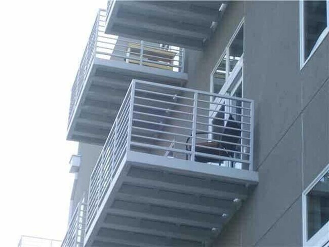 Foto del edificio - Cute condo on E6th in the center of everyt...