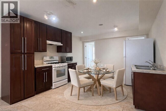 Photo du bâtiment - 264 Fischer-Hallman Rd