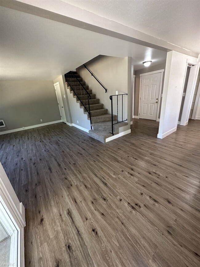Building Photo - 2 br, 1.5 bath Duplex - 605 Andrew Street A