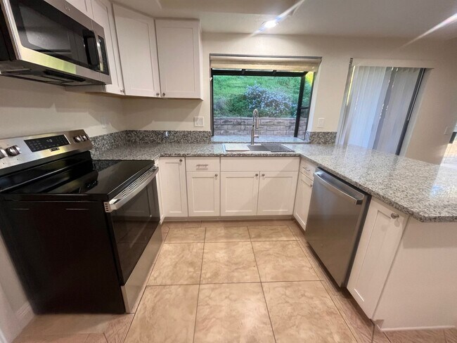 Foto del edificio - Fully Remodeled Kitchen and Baths in Spacious 4-Bedroom Home