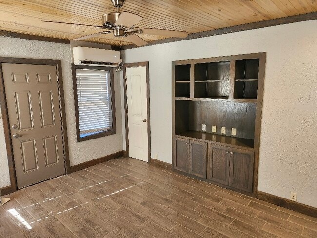 Building Photo - 201 N High St