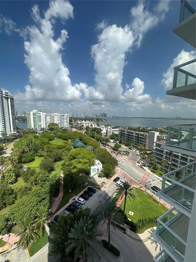 Building Photo - 10 Venetian Way