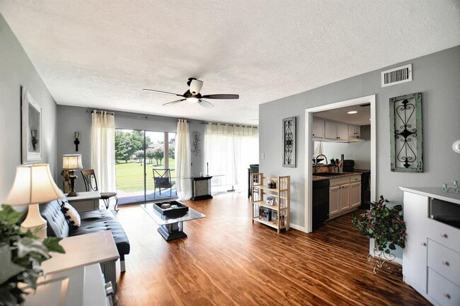 Building Photo - 102 Lakeview Terrace