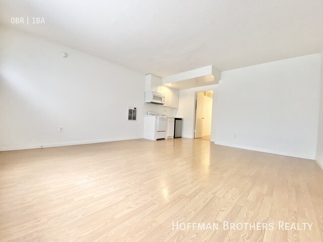 Building Photo - 634 N St Andrews Pl