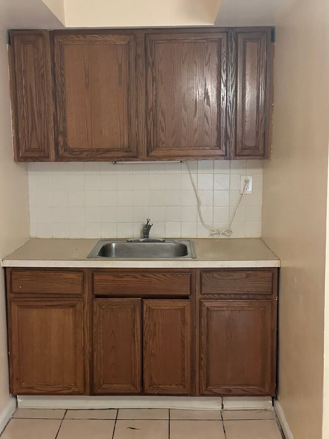 Building Photo - South Collinwood Single Home
