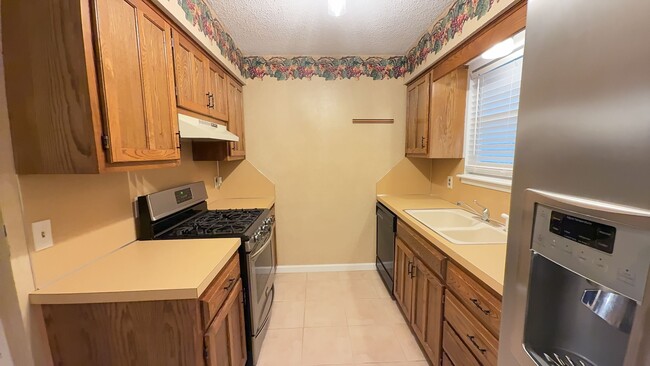 Building Photo - Welcome to this charming 3-bedroom, 2-bathroom duplex located in the vibrant community of Broken ...