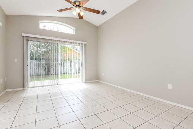 Building Photo - 2603 Spring Hill Dr