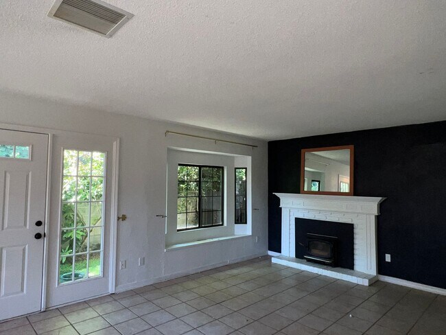 Foto del edificio - Three bedroom, 1.5 bath Townhouse | Available Mid July