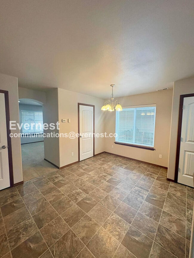 Building Photo - 3 Bed, 2.5 Bath Home with Garage / Pet-Friendly / Vouchers Accepted / Available Now!