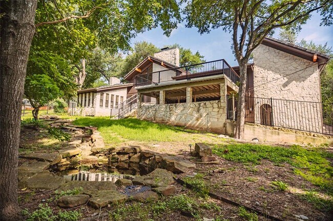 Foto del edificio - 9409 Cedar Crest Dr
