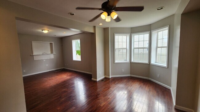 Foto del edificio - Corner 1st and 2nd flr. unit with central ...