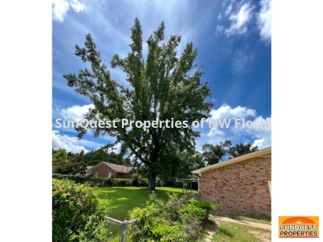 Foto del edificio - 3/2 All brick and very spacious home