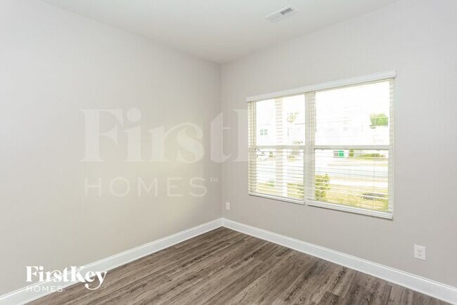 Building Photo - 9143 Marion Oaks Dr