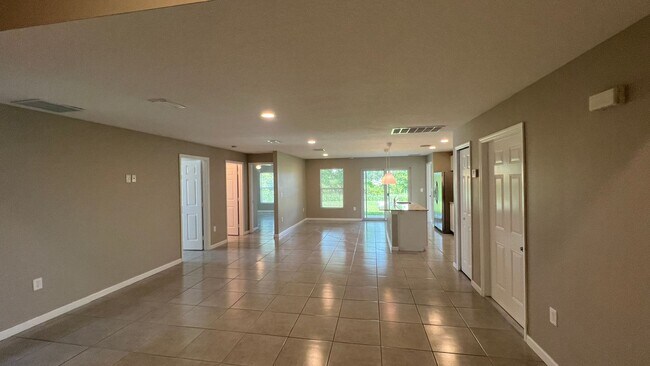 Building Photo - Incredible 4 Bedroom, 2 Bathroom Home in P...