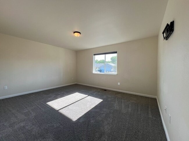 Building Photo - Three Bedroom on the Golf Course in Fer...