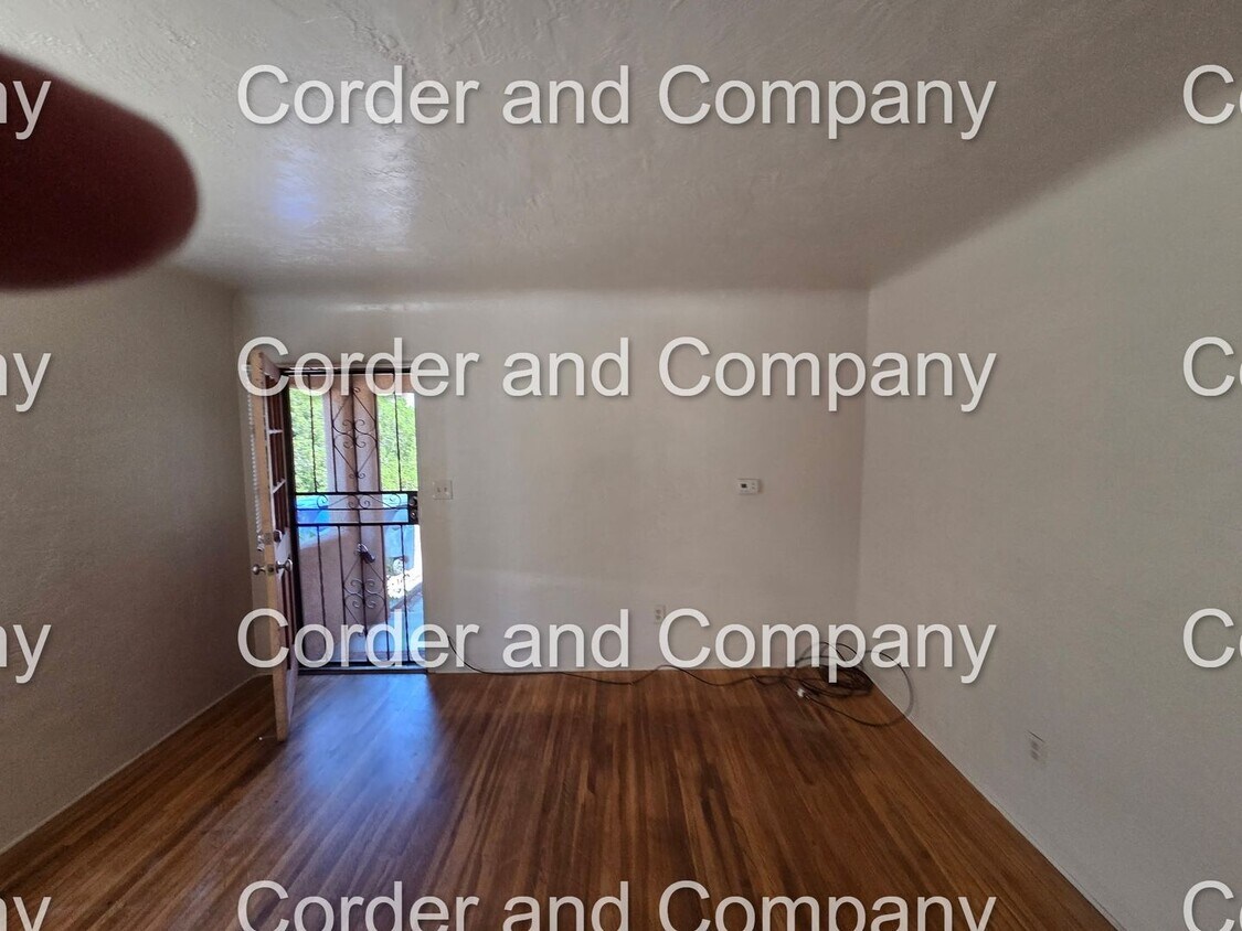 Primary Photo - Cute 2 Bedroom 1 Bathroom Duplex Located i...