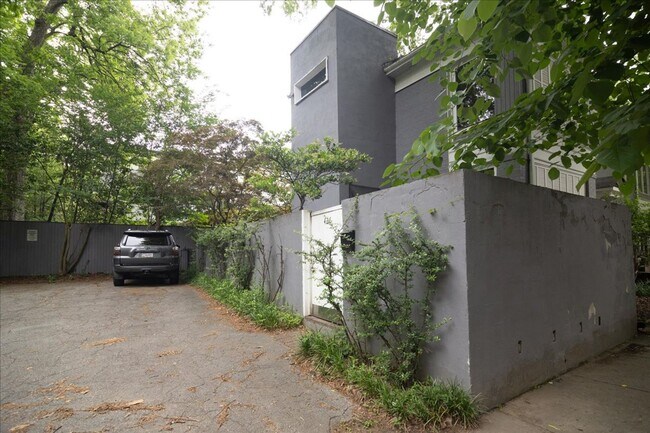 Building Photo - Very Spacious 2/2 Unit in the Heart of Midtown and Walking Distance to Piedmont Park!