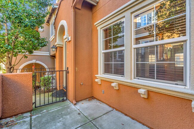 Building Photo - Beautiful Communication Hill Townhome