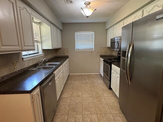 Building Photo - Broken Arrow - 3 bedroom 2 bath!!