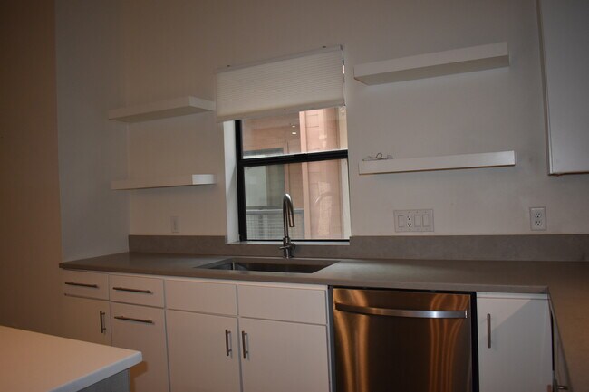 Foto del edificio - 425 W 9th St