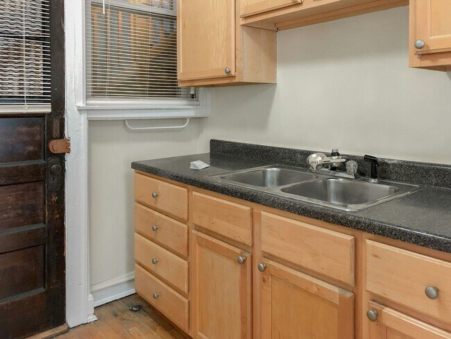 Building Photo - 2010-1 West Foster Avenue, Unit 2A