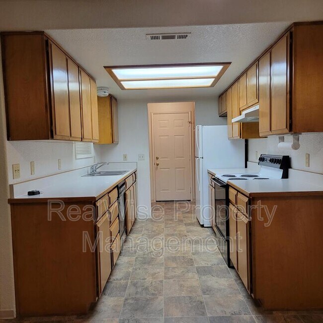 Building Photo - 1417 SW Kokanee Ln