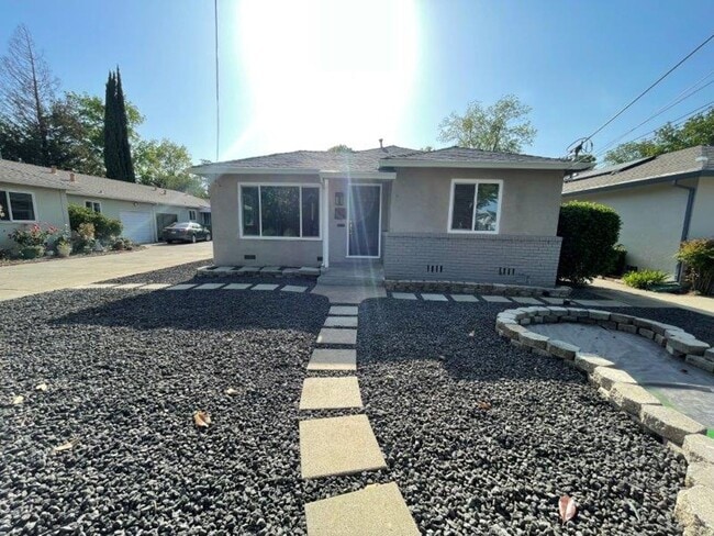 Gorgeous 2 Bedroom in Tahoe Park - Gorgeous 2 Bedroom in Tahoe Park House