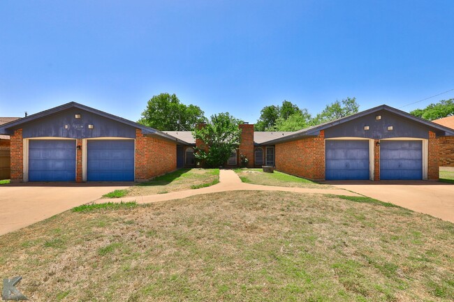 Building Photo - 3/2/2 DUPLEX near ACU!