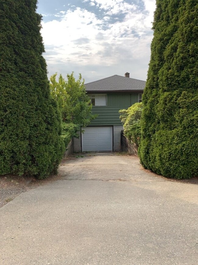Building Photo - 6736 38th Ave SW